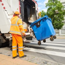 Rund 3600 Euro verdient ein Müllwagenfahrer im öffentlichen Dienst laut Tarifabschluss künftig - ein Plus von knapp 400 Euro