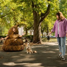 Er heißt "Shitti" und macht in Offenbach nun die Innenstadt (un)-sicher - ein laufender Hundehaufen soll Aufmerksamkeit erregen im Kampf gegen Hundekot 