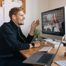 Mann am Schreibtisch bei Videokonferenz