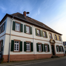 Der Gemeinderat und der Bürgermeister in Freisbach sind geschlossen zurückgetreten - das Rathaus der Gemeinde (im Bild) ist politisch verwaist