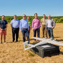  Warten auf den Drohnenstart: Menschen im Feld