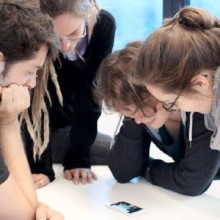 Jugendliche schauen auf ein Smartphone Digitale Wahlen