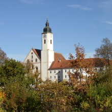 Ein Bürgermeister klagt gegen die Zuweisung von Flüchtlingen - im Bild: Das Kloster Herbst in der klagenden Gemeinde Dietramszell
