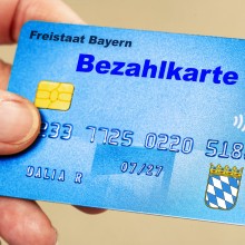 In Bayern ist sie bisher nur ein Entwurf - zwei Landkreise in Thüringen haben die Bezahlkarte für Flüchtlinge aber schon eingeführt -offenbar mit Erfolg!