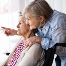 Senioren mit Helferin