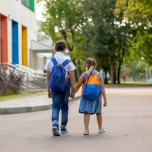 Kinder auf dem Schulweg
