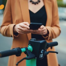 E-Scooter sind für die Einen Segen, für die anderen ein Fluch - ein Gericht hat nun bestätigt, dass "im Weg herumstehende" E-Scooter kostenpflichtig umgesetzt werden dürfen
