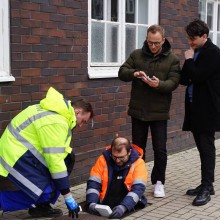 Mitarbeiter statten schwer zugängliche Wasserzähler mit intelligenter Sensorik aus.