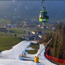 Wintersport Skiabfahrt mit wenig Schnee