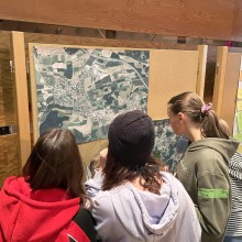 Jugendliche vor Stadtplan