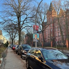 Wahlplakate an Straßenlaternen in Berlin-Lichterfelde