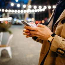 Frau mit Smartphone in der Stadt