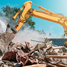 Bagger Hausabriss Symbolbild