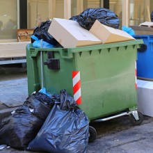 Illegale Müllentsorgung ist in vielen Kommunen eine Herausforderung - wir zeigen sechs Praxisbeispiele aus Kommunen, die erfolgreich waren im Kampf gegen Müllsünder