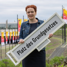 In Bonn hat die Stadtverwaltung bzw die Stadtwerke über die Einführung einer Wohnflächensteuer nachgedacht. Die Oberbürgermeisterin , Katja Dörner, (hier bei der Einweihung des Platz des Grundgesetzes in Bonn) erhielt dafür viel Kritik. Heute nun ruderte ein Sprecher der Stadtverwaltung zurück