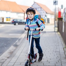 Junge auf Tretroller