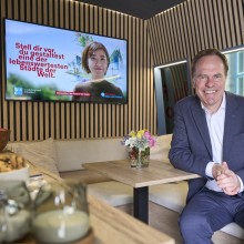 Oberbürgermeister Stephan Keller im Karrierebus der Stadt Düsseldorf