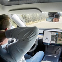 In den USA fahren Tesla Fahrzeuge in einigen Regionen bereits voll autonom - der Fahrer kann seine Hände vom Lenkrad nehmen und sich zurücklehen 