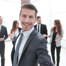 Glücklicher Beamter und Kollegen im Hintergrund