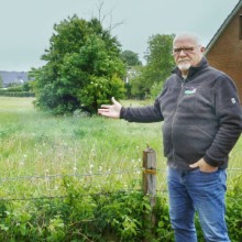 Bürgermeister Ernst Hansen vor der Pferdekoppel, die seit 10 Jahren auf ihre Häuser wartet.