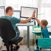 Vater und Sohn am Schreibtisch - Familienfreundlichkeit