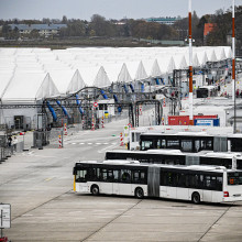 Eine der teuersten Flüchtlingsunterkünfte Deutschlands in Berlin-Tegel - wo früher der Flughafen war, wohnen jetzt Menschen unter teils fragwürdigen Bedingungen - obwohl allein im Jahr 2023 rund 300 Millionen Euro in die Anlage flossen