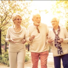 Ältere Menchen unterwegs