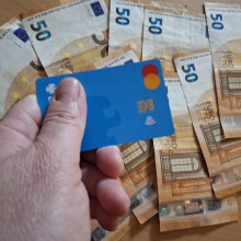 Die Bezahlkarte für Flüchtlinge weist immer noch Lücken auf - Linke und Grüne Aktivisten versuchen, den Sinn der Karte zu konterkarieren