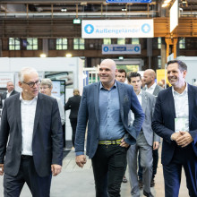 Rundgang mit dem Schirmherren der Messe KOMMUNAL, Niedersachsens Ministerpräsident Olaf Lies (rechts), auf dem Messegelände. In der Mitte: KOMMUNAL-Chefredakteur Christian Erhardt-Maciejewski und links im Bild: Marco Trips, Präsident den NSGB, der ebenfalls Partner der Messe war