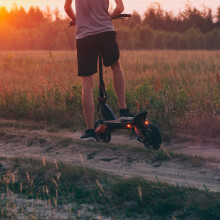 E-Scooter-Fahren auf landwirtschaftlichen Wegen