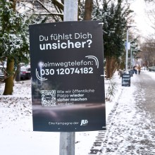 Ein Plakat mit der Aufschrift Du fühlst dich unsicher? und einer Notrufnummer für das Heimwegtelefon- eine Kampagne der Jungen Union in Bayern will für mehr Sicherheit sorgen