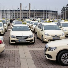 Uber und co machen Kommunen das Leben schwer - weil diese fürchten, der ÖPNV werde gefährdet - hier zu sehen: Taxifahrerdemo in Berlin