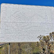 Touristisches Hinweisschild verblasst an der Autobahn