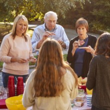 Konzepte gegen die Einsamkeit: Picknick im Garten