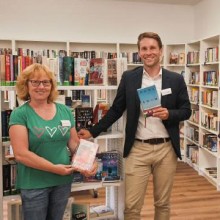 Dennis Eberle bei seinem Bürgermeister-Praktikum in der ehrenamtlich geführten Bücherei der Gemeinde Salach