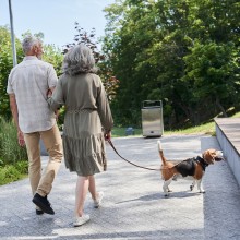 Älteres Paar geht spazieren