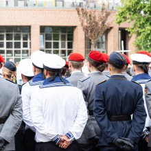 Rekruten vor einer Kaserne der Bundeswehr 