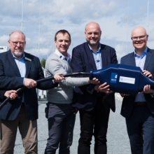 Kreispräsident Walter Behrens (2. v. l.), Bürgermeister Marc Prätorius (4. v. l.) und Energiewendeminister Tobias Goldschmidt (5. v. l.) weihen mit Betreibern und Investoren den Batteriegroßspeicher ein.