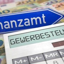 Gewerbesteuer Symbolbild Taschenrechner, Euro, Finanzamtschild