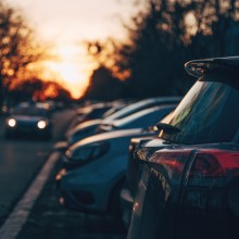 Automatische Kennzeichen-Scanner, Bürger-Apps und steigende Gebühren – wie Städte beim Parken durchgreifen und warum es um mehr geht als ums Abkassieren.