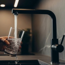 Die Trinkwasserpreise steigen in vielen Städten – in einer Gemeinde aber besonders stark - das sind die Gründe und so können Kommunen gegensteuern
