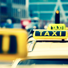 München und Köln führen Mindestpreise für Uber ein – und viele Städte folgen. Warum Kommunen eingreifen, was rechtlich erlaubt ist und wie sich der Taxi-Streit auf Versorgung und Wettbewerb auswirkt.