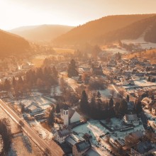 Enzklösterle ist ein beschaulicher Ort im Landkreis Calw, bisher. Nun mischt ein Lamm die Gemeinde im Schwarzwald gehörig auf - tierische Geschichten aus Kommunen 