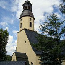 Die Kirche in Dorfchemnitz - in der 1500 Einwohner Gemeinde schien die Welt noch in Ordnung - doch wenige Meter von der Kirche entfernt beginnt der Wahnsinn um einen Radweg