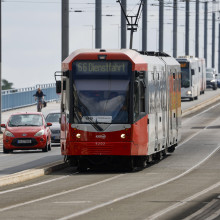 Eine Straßenbahn der Kölner Verkehrsbetriebe (KVB) fährt auf der Bonner Kennedybrücke. Über Nacht ist in der Bundesstadt und im Rhein-Sieg-Kreis ein Großteil der Stadtbahnen aus dem Verkehr gezogen worden.