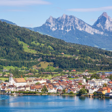 Der Kanton Zug (hier der Ort Arth) in der Schweiz am Zugersee gibt Steuergeld an seine Bürger zurück