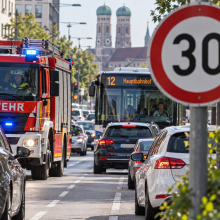 Tempo 30 sollte Friedrichshafen leiser machen. Nach Untersuchungen zu Feuerwehr, Busverkehr und Verkehrsfluss will die Stadt nun die Rolle rückwärts machen.