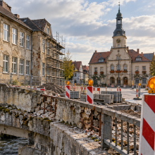 Kommunen brauchen dringend Geld für Schulen, Straßen und andere Infrastruktur. Schleswig-Holstein erleichtert ab 2027 die Kreditaufnahme – doch die langfristigen Finanzierungslasten bleiben.