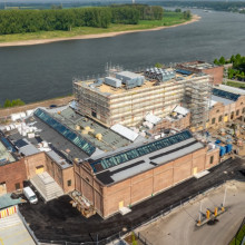 Die Kulturraffinerie K714 in Monheim am Rhein kostete rund 166 Millionen Euro. Während die Stadt ihre Großprojekte der Vergangenheit präsentiert, drohen bis 2030 Kredite von rund 1,8 Milliarden Euro.